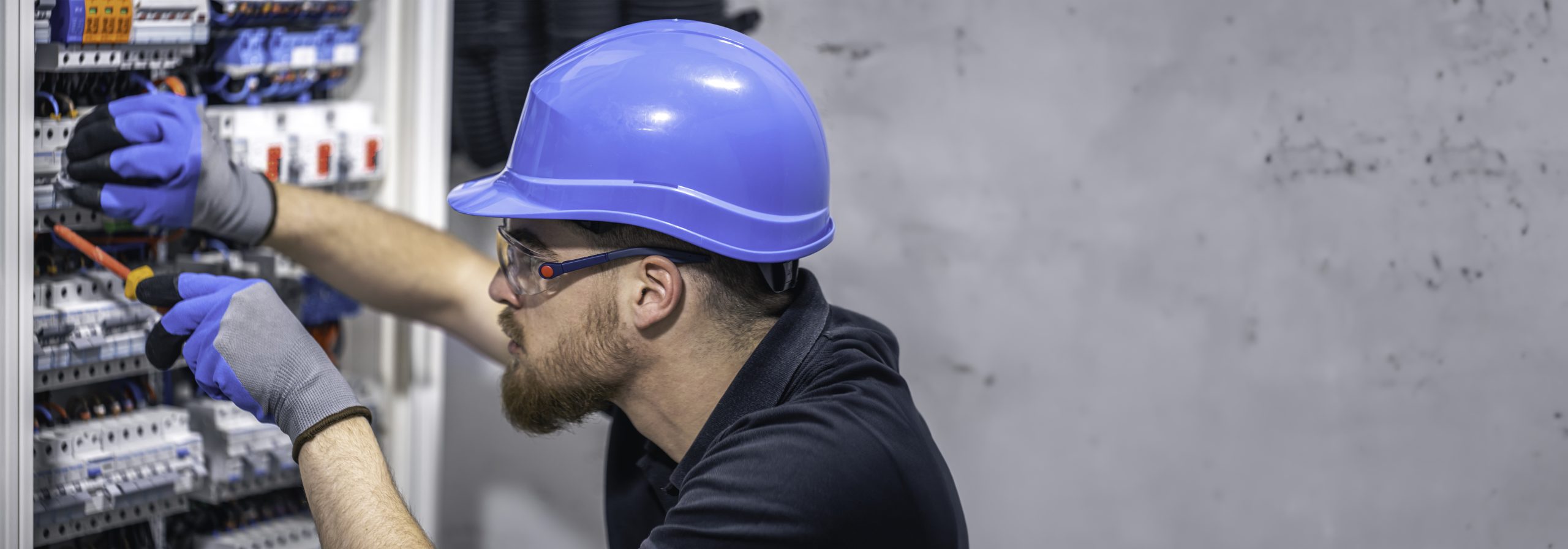 electricista trabajando en una centralita con un espacio de copia de cables de conexion electrica